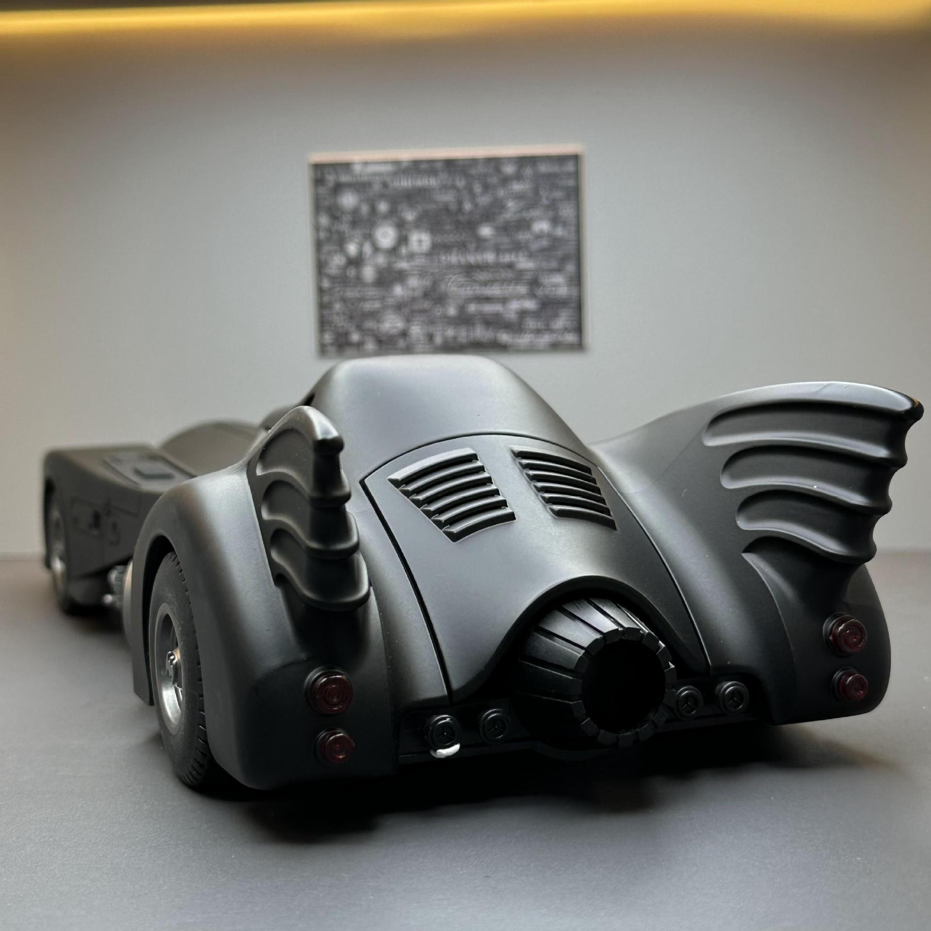 Qiyi aleación coche modelo 1:18 genuino Batman carro deslizante sonido y luz juguete clásico coche modelo decoración colección