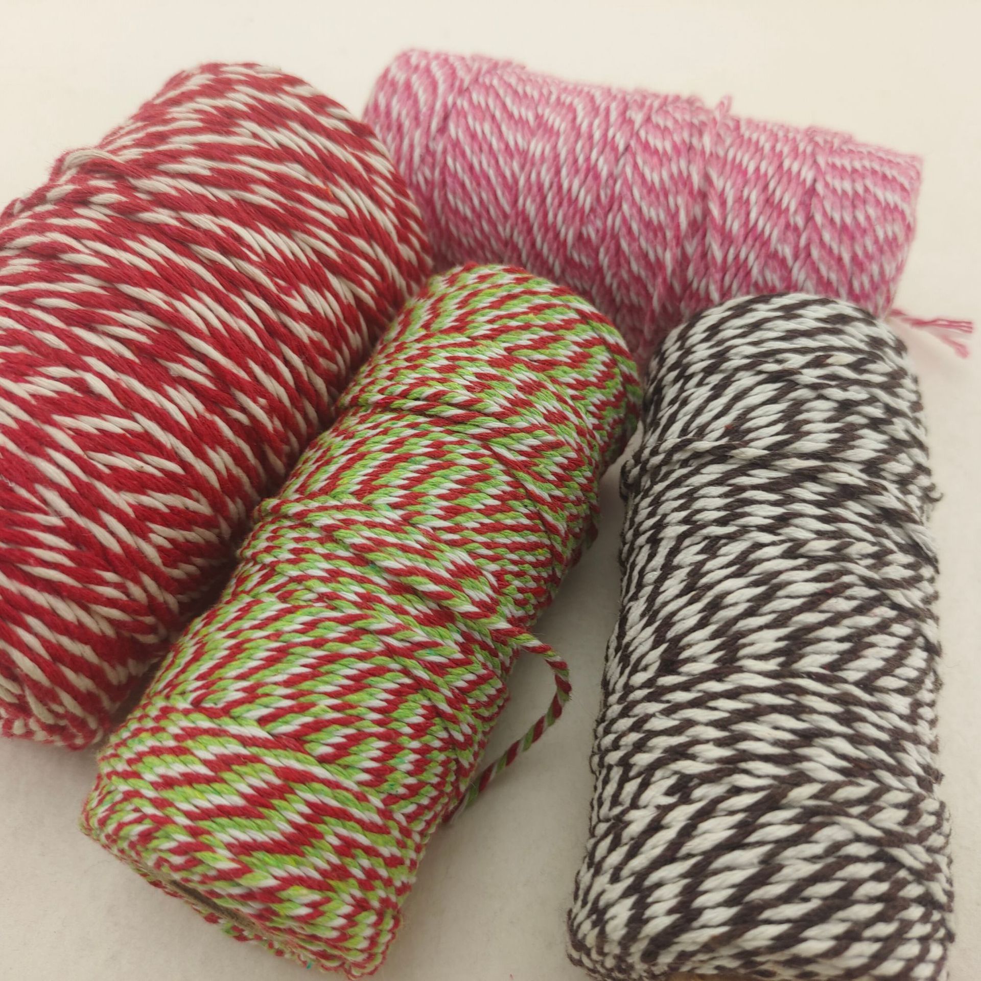 彩色棉线3股 两白一彩 1.5MM 10米木头轴，用于礼品包装