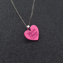 小红书时尚潮款玫红色字母桃心吊坠项链个性简约金属衣服挂件女