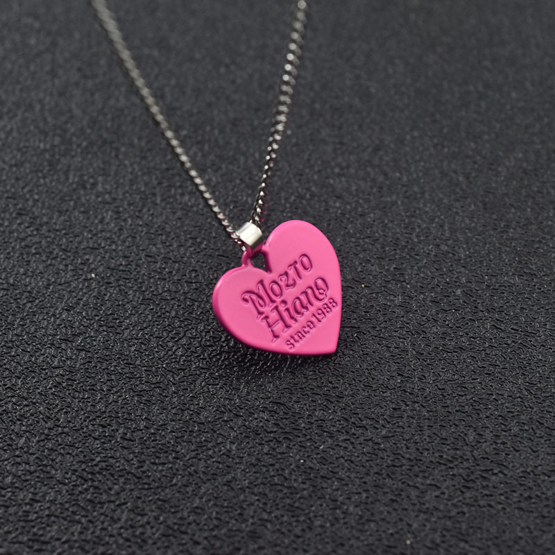 小红书时尚潮款玫红色字母桃心吊坠项链个性简约金属衣服挂件女