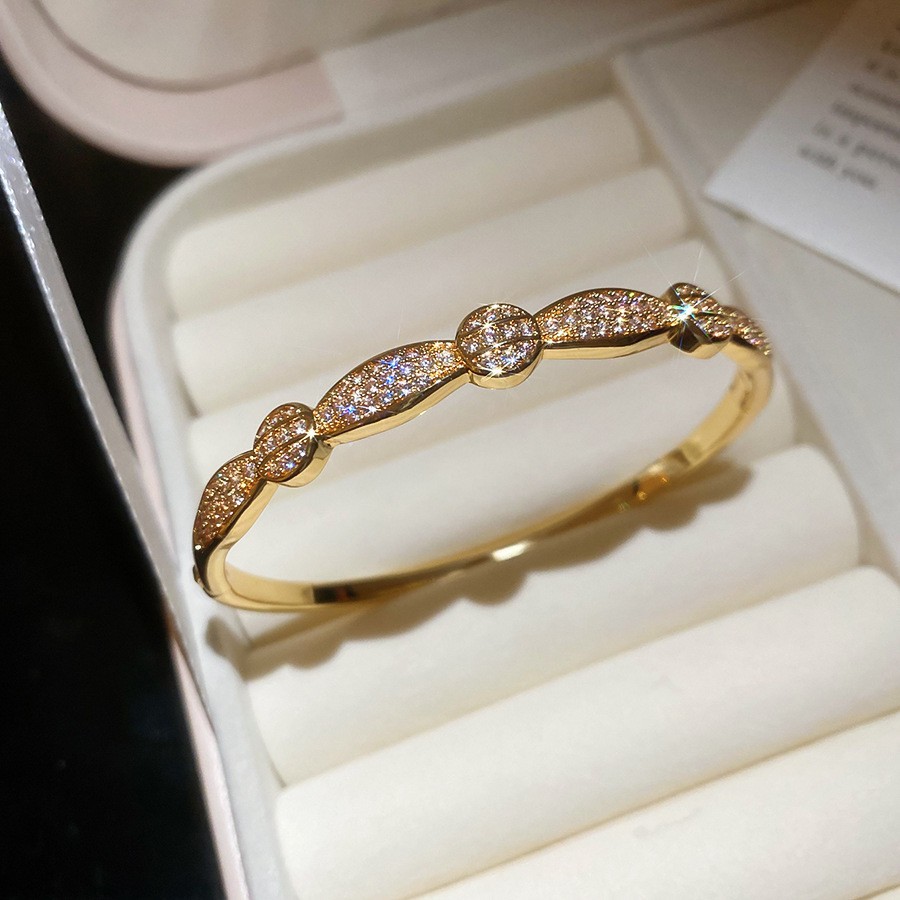 Pulsera Abierta con Letras Incrustadas de Diamantes y Baño de Oro Real, Pulsera Versátil de Nicho, Nuevo Modelo 2026, Joyería de Lujo Ligero de Alta Gama para Mujer