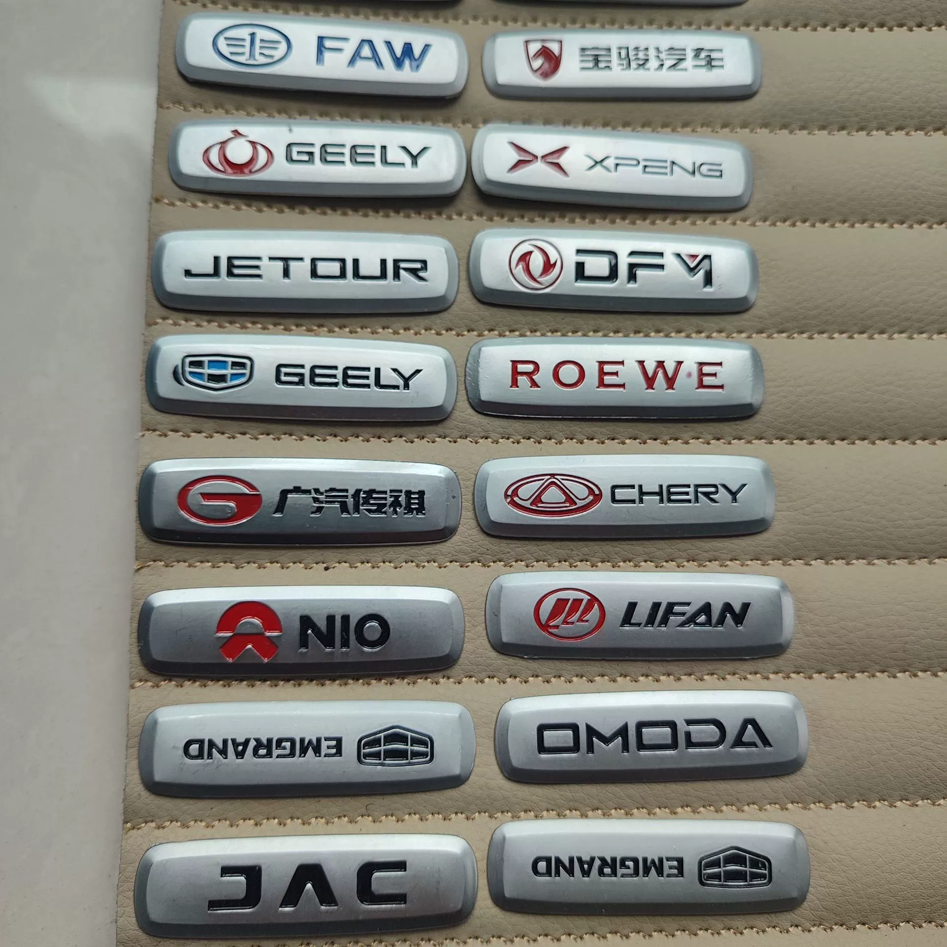 Подходит для Audi, Volkswagen, Kia, Opel, логотип на центральной консоли сиденья, логотип на коврике в салоне автомобиля Volvo, материал — цинковый сплав.