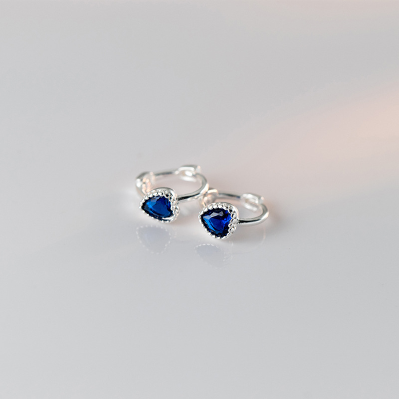 Eloch S925 corazón plateado de un solo diamante orejas coreanas pequeñas frescas y compactas joyas de orejas de diamante de color M00235