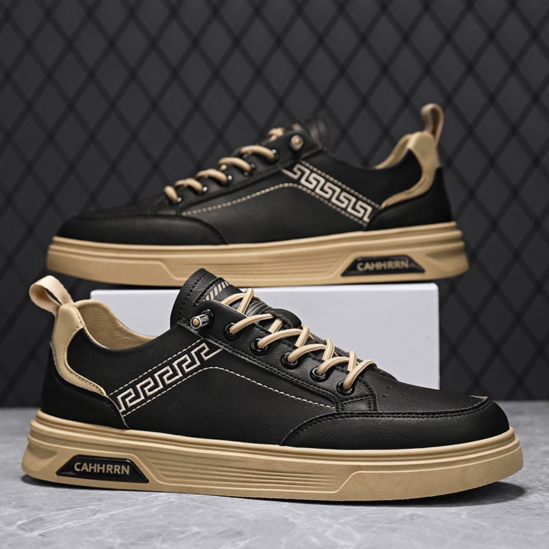 Zapatos de skate para hombres 2025 nuevos zapatos de primavera de cuero para hombres zapatos casuales para estudiantes jóvenes zapatos de moda de altura baja plana para hombres