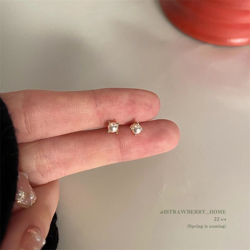 Is strawberry Stacked King Mini Pearl Simple Compact Han Feng Earrings Is strawberry Stacked King Mini Pearl Simple Compact Han Feng Earrings