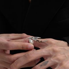 復古して古い異形の十字の指の輪の男女の鎧の甲の不規則な開口部の設計をします。