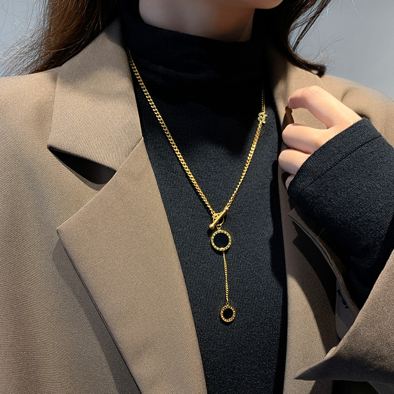 Long collier en acier titane avec chiffres romains pour pull_voghion.com