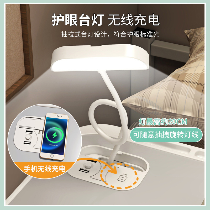 ベッドの上でコンピュータの机の寮を畳んで電気スタンドを勉強します。|undefined