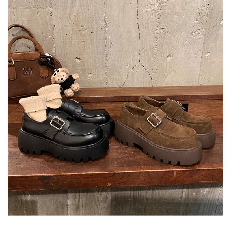 포도 엄마 가을과 겨울 새로운 스웨이드 로퍼 여성 빅 라운드 발가락 영국 빈티지 버클 증가 두꺼운 단독 여성용 작은 가죽 신발