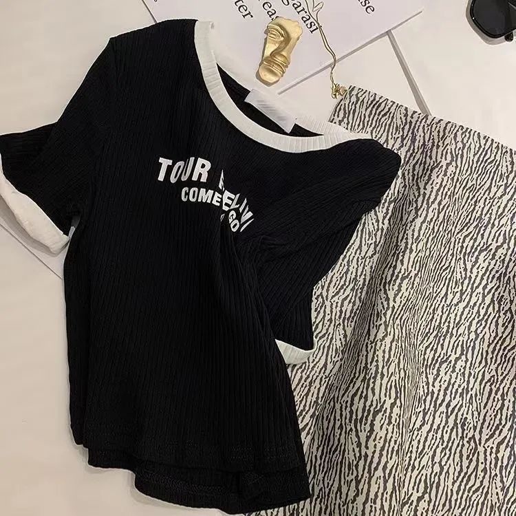 女性用の新しいスタイルの右肩半袖Tシャツ、トレンディな夏のガールフレンドの服、スリムなハイウエストのショートシャツ、シックな香港スタイルのトップス|undefined