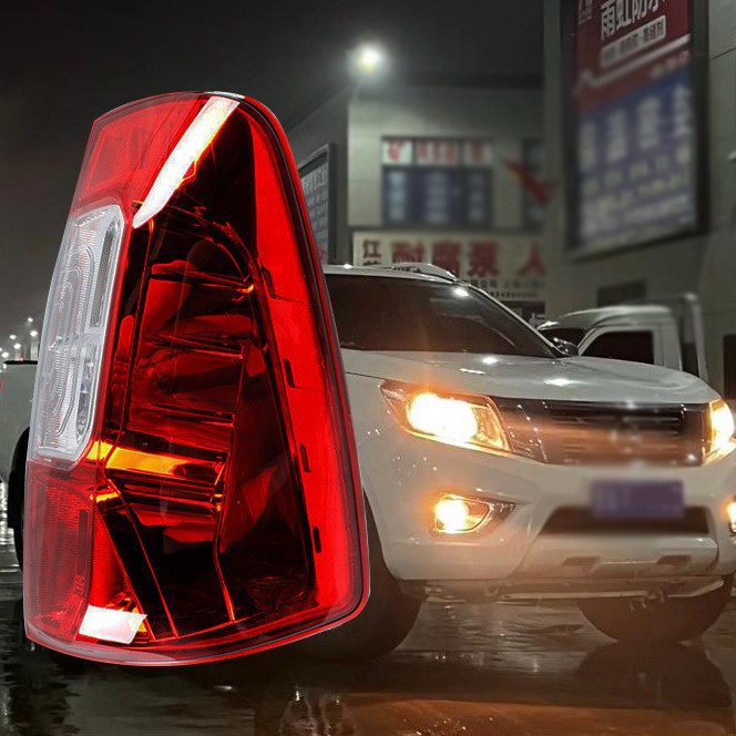Aplicable a 19 Zhengzhou Nissan Navara luz trasera NAVARA NP300 luz de freno Lumen 6 luz trasera