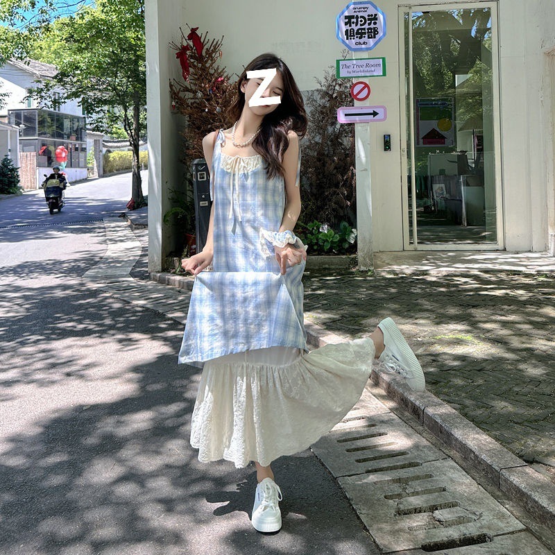 青い格子縞の大衆デザインのサスペンダーのスカートのワンピース2025の新型の夏の女性の偽の2つはレースの長いスカートをつなぎ合わせます。|undefined