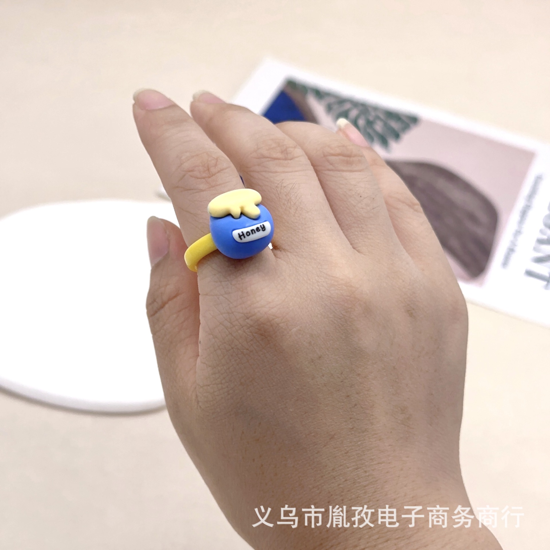 Anillo divertido de dibujos animados lindo anillo de dedo índice de resina acrílica femenina ins nicho diseño oso anillo de olla de miel moda