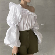 韩chic夏季法式斜肩设计感荷叶边宽松套头白色泡泡袖棉质衬衣女