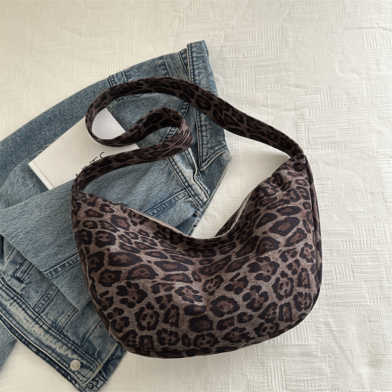 Bolsa de transporte de alta calidad 2024, invierno nuevo retro cuero suave leopardo bolsa casual versátil bolso de hombro inclinado