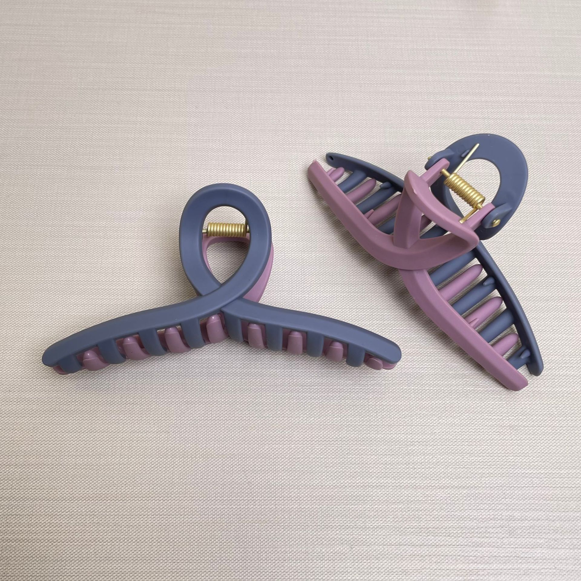 Oufeile superficie de dos colores AB textura esmerilada agarre cuchara trasera femenina alta Cola de Caballo tiburón clip accesorios para el cabello horquilla al por mayor