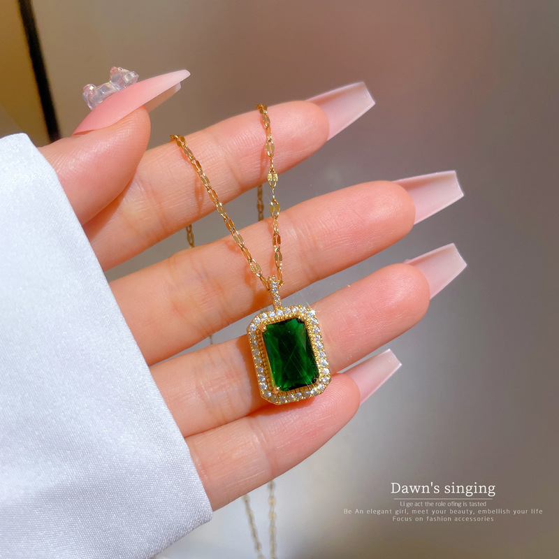 Emerald Square Pendant Necklace With Gold-plated Luxury Design_voghion.com