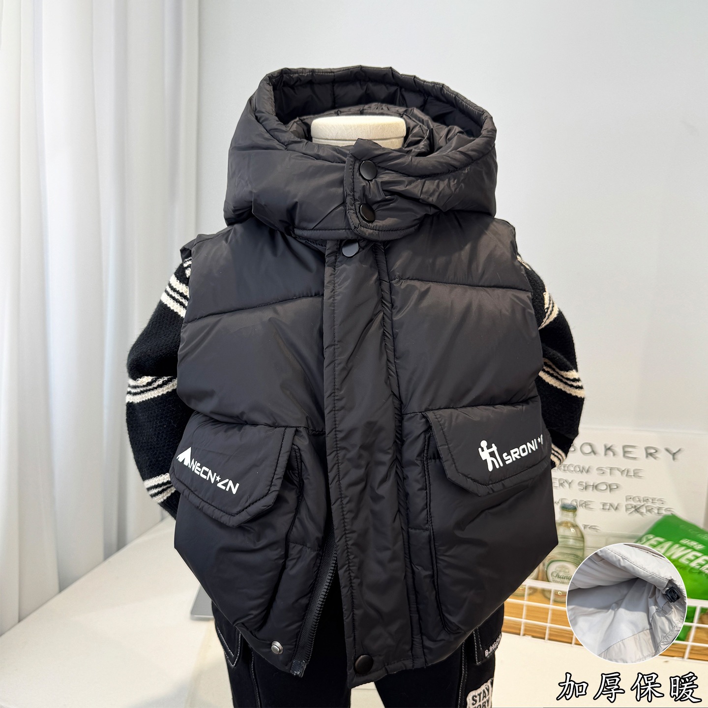 Boys' winter cotton vest, 2026 new style, fashionable, thickened, hooded jacket, stylish and warm cotton vest.