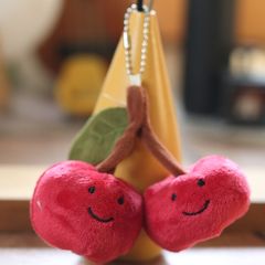 ネットの赤いかわいい萌え趣味の小さいさくらんぼはぬいぐるみの果物のかばんを掛けて鍵を掛けて人形を掛けます。