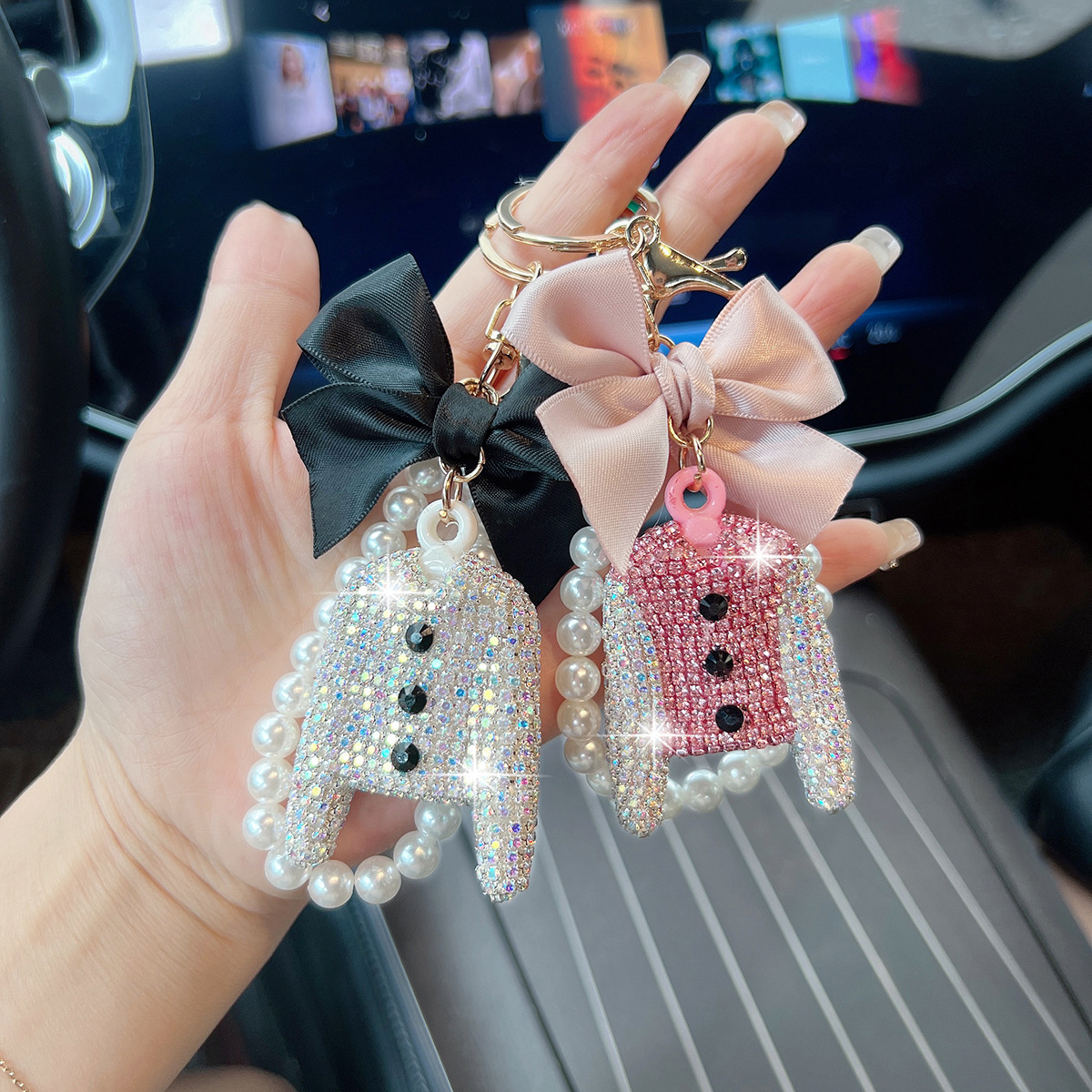 Versión coreana del lazo Llavero de ropa de diamantes completos Llavero de coche de diamantes flash creativo Colgante de bolsa de cadena de perlas de alto brillo