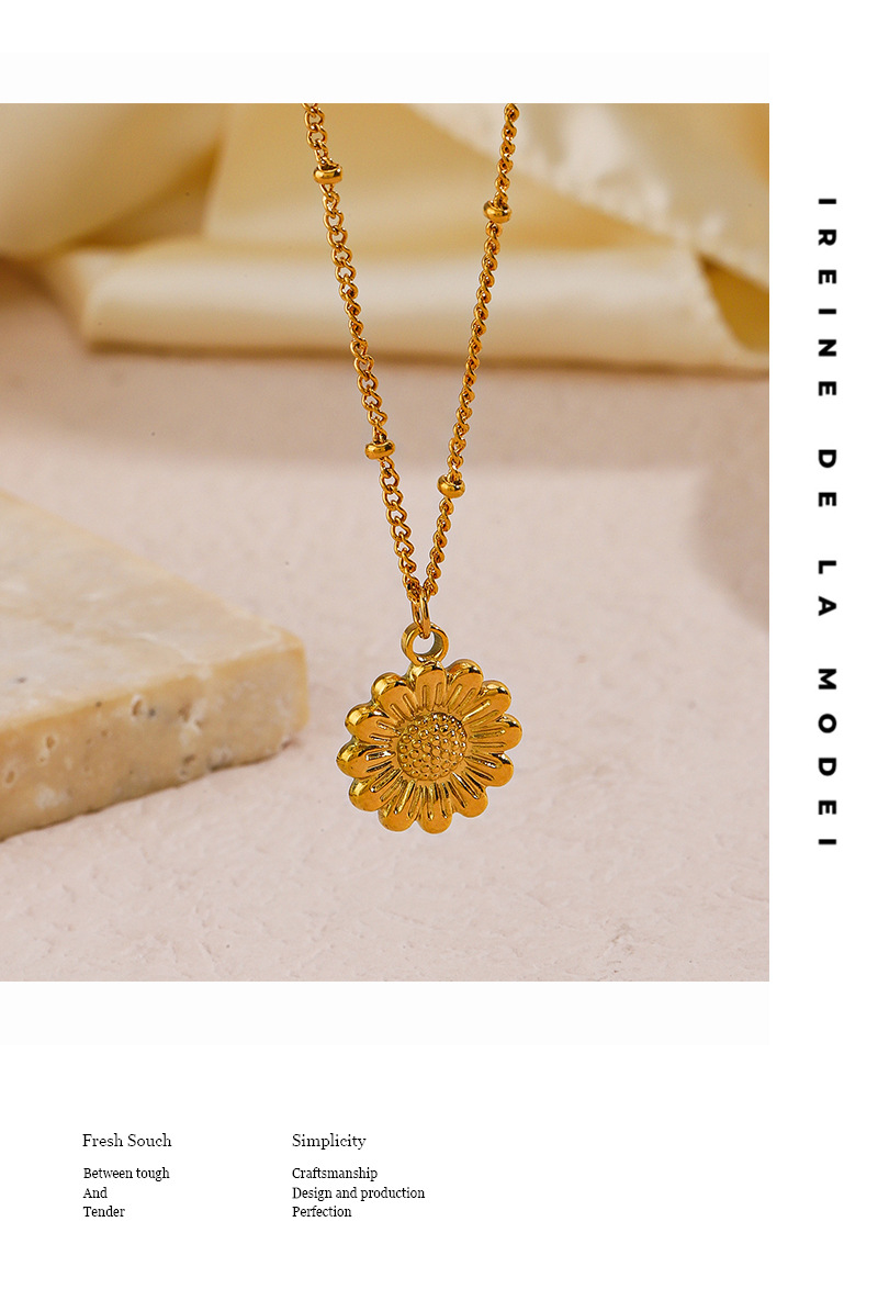 Daisy Necklace Image 3