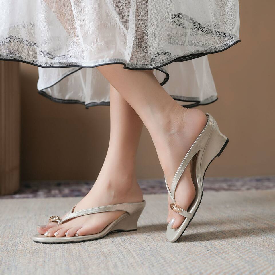 Dép sandal nữ quai ngang khóa kim loại đế xuồng mũi vuông — Màu bạc, Màu trắng ngà, màu đen, màu đỏ