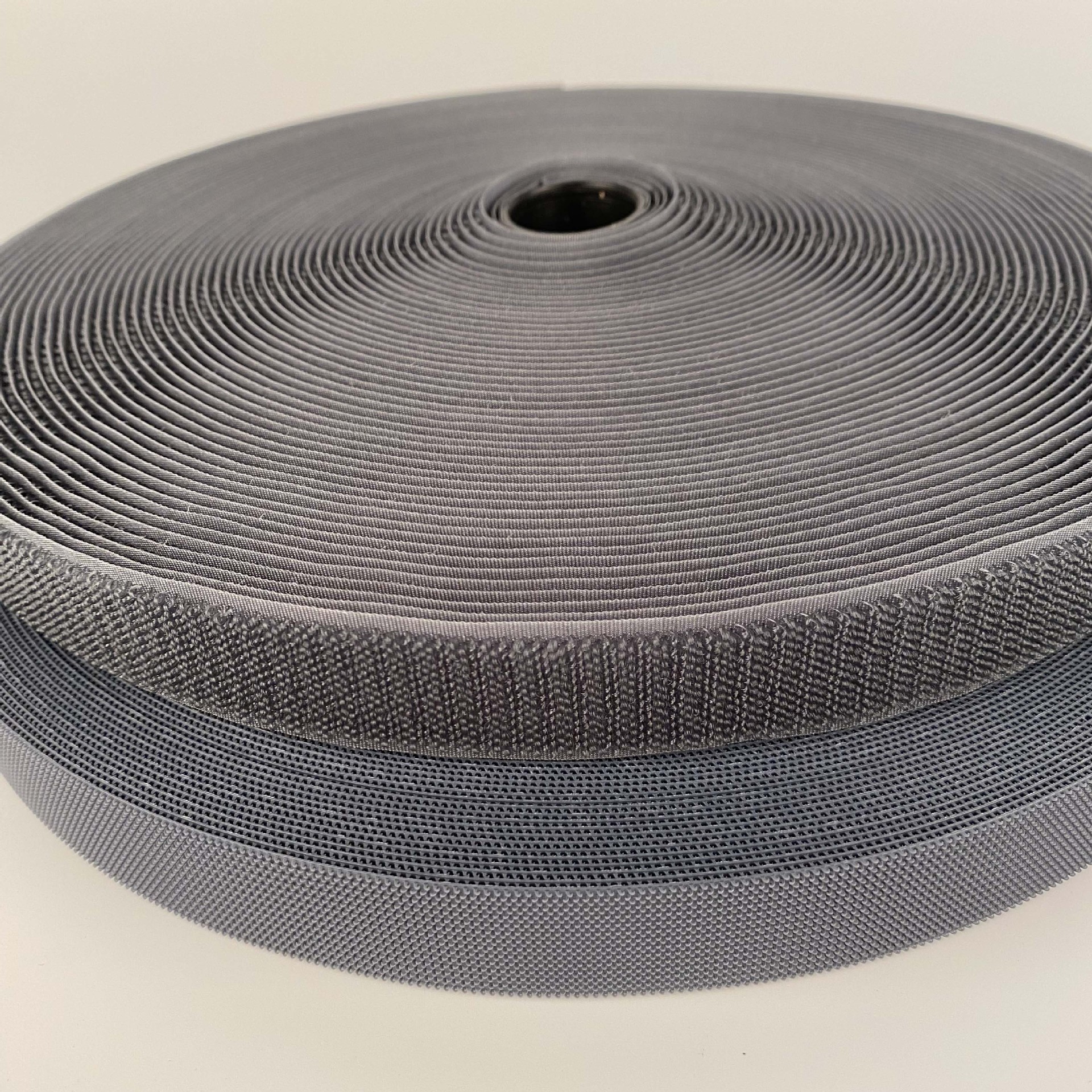 Color 2.5CM inyección gancho de velcro accesorios punzantes impermeables texturizados silenciosos de nylon para niños.