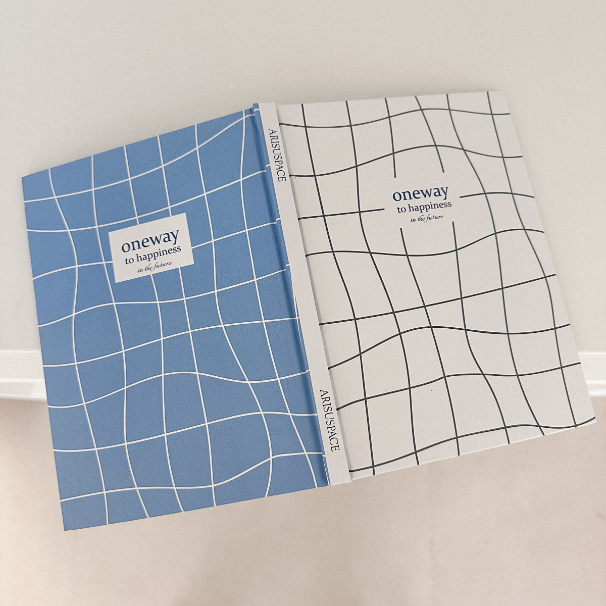 Ins風復古英語は古本の道具ノートを作って写真を撮ってノスタルジックな文芸の手帳のサンプル部屋を撮影します。