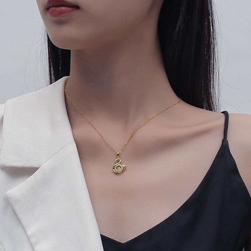 Amor cisne S925 collar de plata femenina corazón latiendo estilo japonés y coreano inteligente nuevo cisne cadena clavícula al por mayor