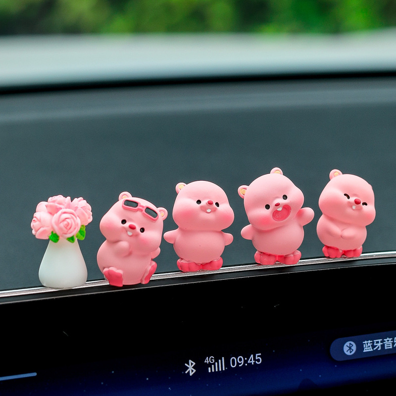 漫画クリエイティブピンクビーバー車の装飾品かわいい人形癒しのセンターコンソール装飾品カー用品|undefined