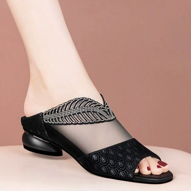 Женские кожаные сандалии с сетчатыми вставками и открытым носком, лето 2025, новые, на толстом каблуке, модные, с декоративными стразами, дезодорирующие, элегантные.