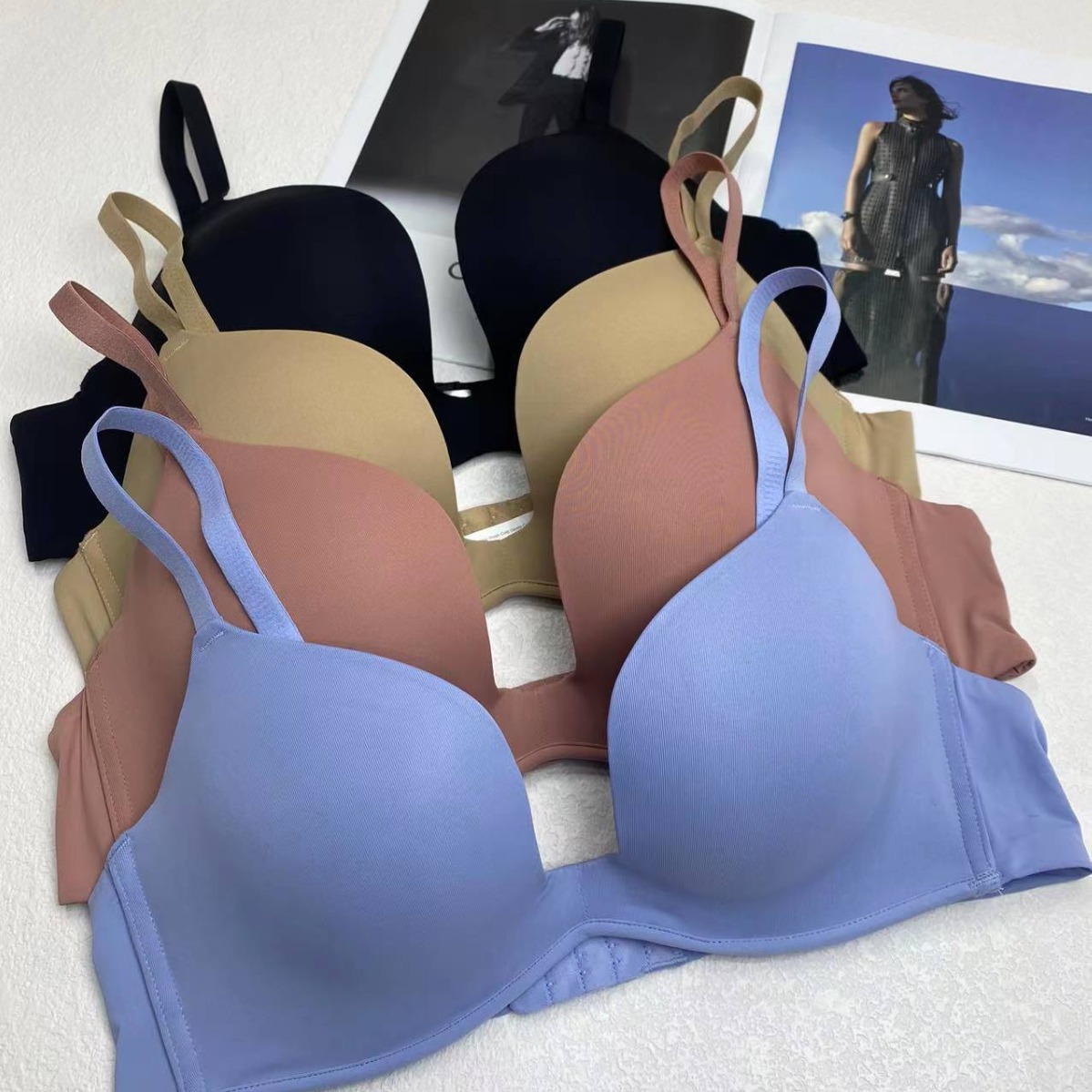 Cruzar la frontera del sudeste de Asia estilo japonés estilo francés cómodo push up francés triángulo taza de ropa interior sin costuras sujetador delgado de las mujeres sin anillo de acero