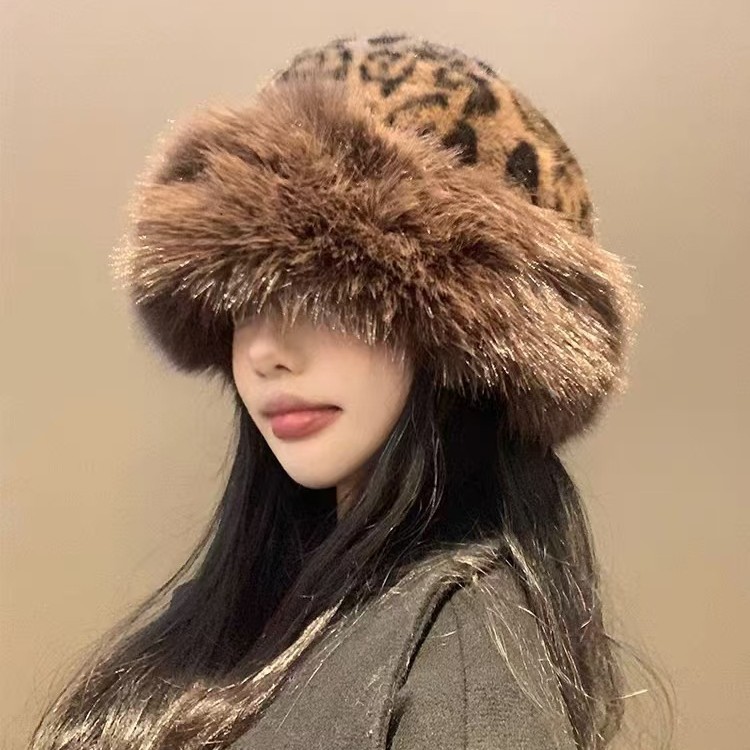 Nuevo sombrero de peluche caliente con patrón de leopardo para mujeres 2024 otoño y invierno retro engrosado antifrío muestra cara pequeña gorra de pescador protector de orejas