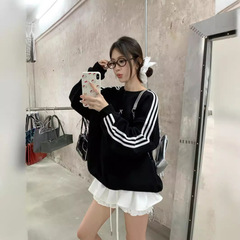 三条のバーの蝶結びの黒い衛衣の女性の2024秋のゆったりしていて、やせている韓国の上着のコートが見えます。
