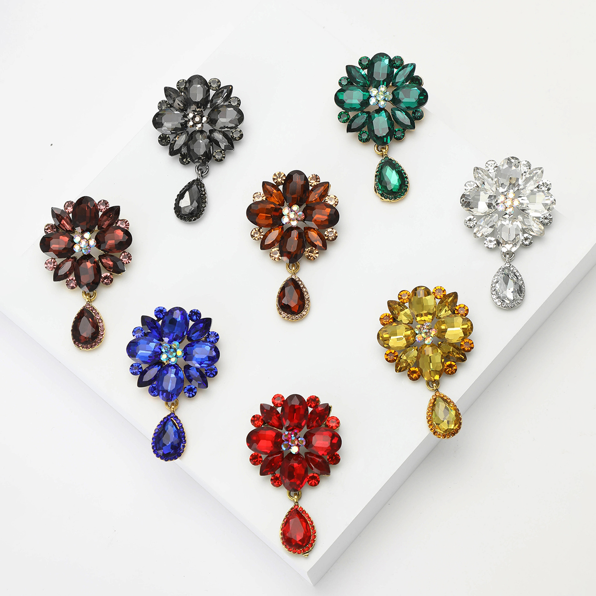Elegant Retro Pin Water Droplets Flower Alloy Inlay Rhinestones Glass Women's Brooches display picture 3