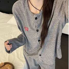 冬季新款睡衣女小马绣花德绒圆领开衫长袖长裤简约保暖家居服套装