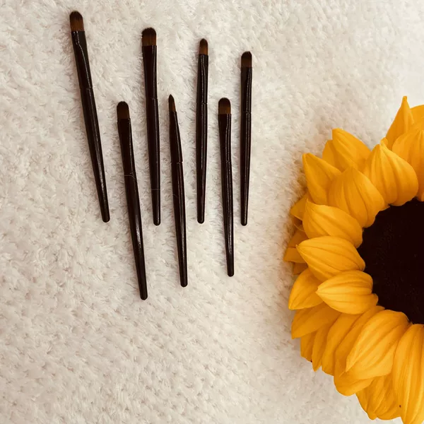 Small round head eye shadow brush black high-end eye brush makeup brush multi-color eye shadow brush makeup accessories powder box accessories