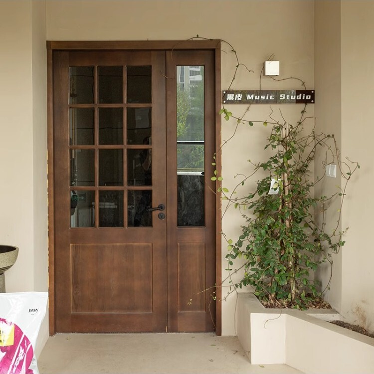 Solid Wood Doors for Coffee Shops, Milk Tea Shops, and Clothing Stores; Custom-Made Solid Wood Entry Doors and Interior Doors with Flat Opening