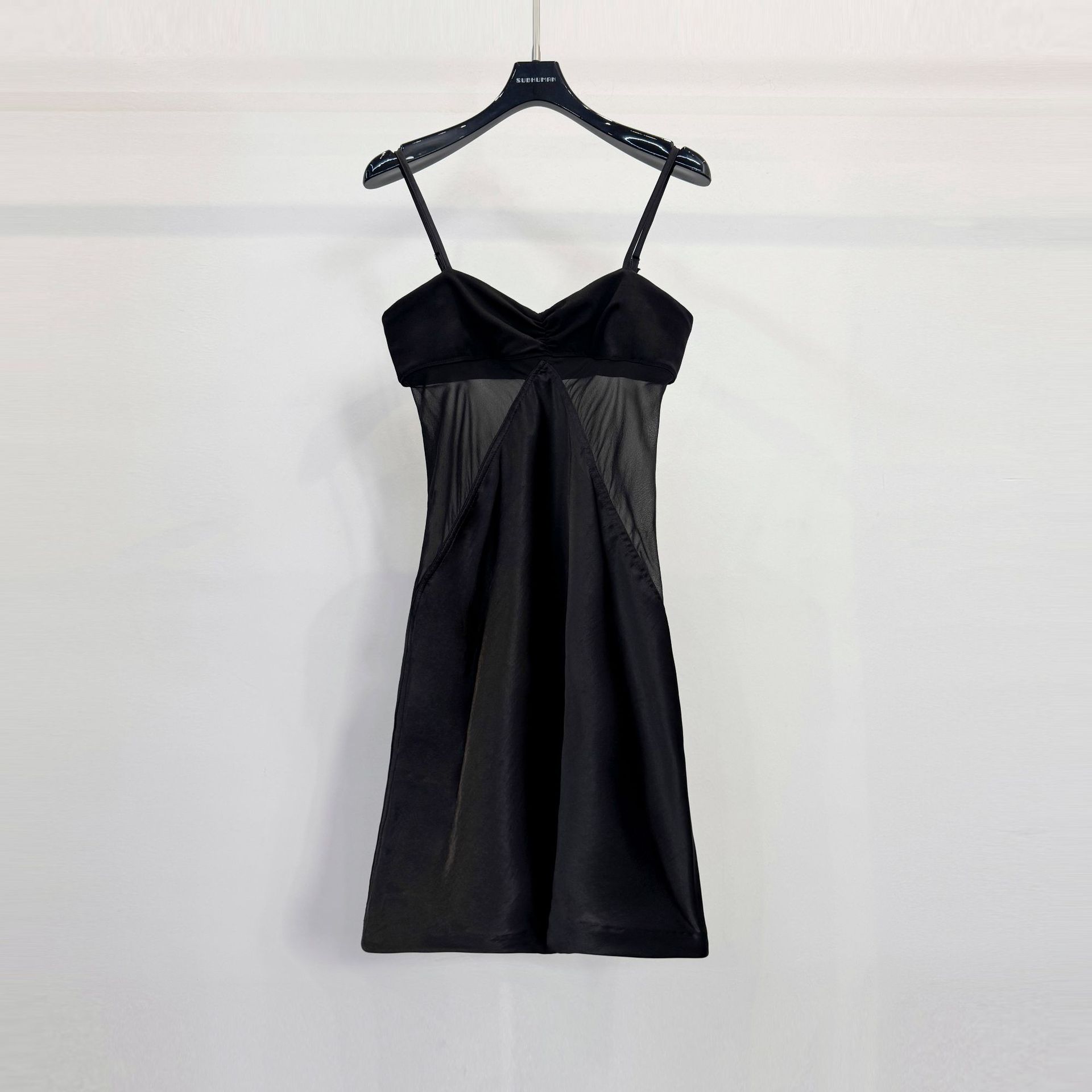Dark-style slip dress, new style, fashionable, versatile, slimming, color-blocked, simple, suitable for everyday wear and commuting, elegant dress.