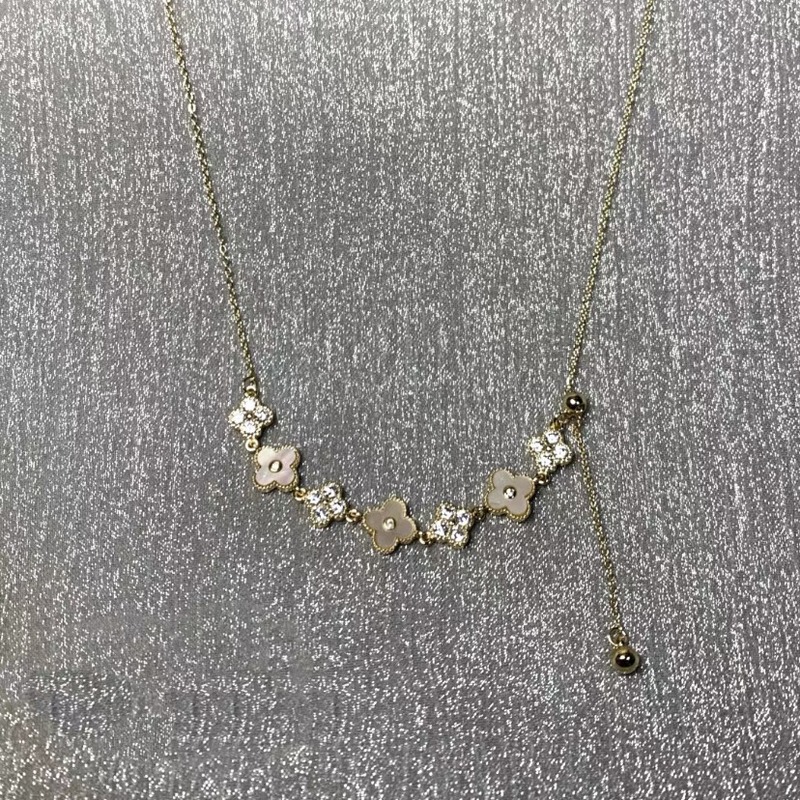 幸運の七花四つ葉のクローバーネックレス レディース クールなスタイル 個性的なデザイン 上品な軽贅沢鎖骨チェーン 花びら要素|undefined