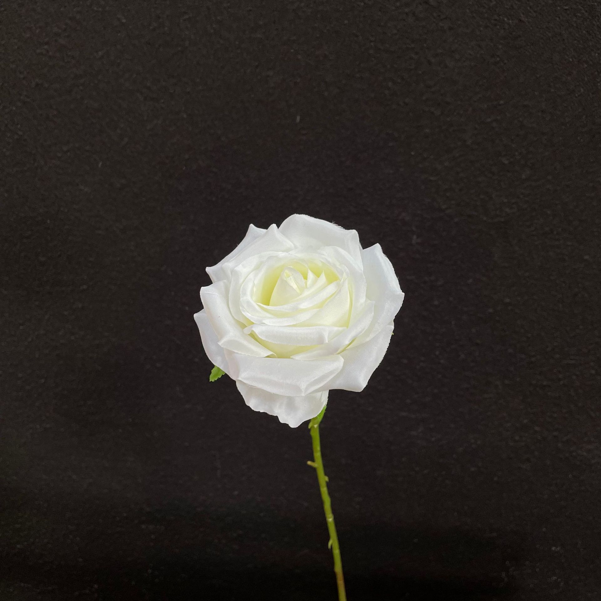 Flores falsas blancas Flores artificiales Flores para bodas Auditorio de bodas Decoración del hotel Techo artificial Flores artificiales Flores falsas