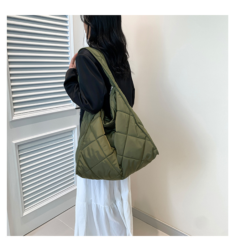 Women's Large Pu Leather Solid Color Lingge Streetwear Square Zipper Shoulder Bag display picture 6