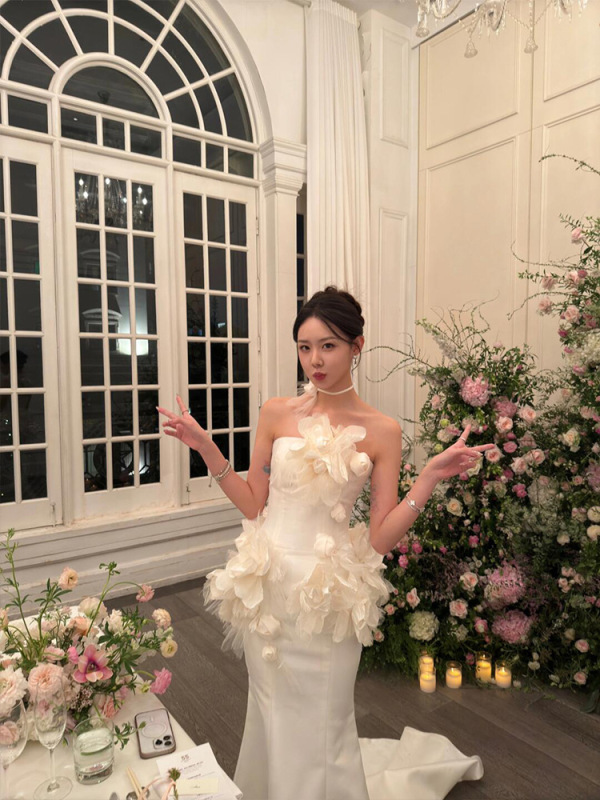白い婚約ドレス、ハイエンドの軽い高級感、ニッチな社交界の気質、チューブトップドレス、立体的な花のモーニングローブ、乾杯ドレス|undefined
