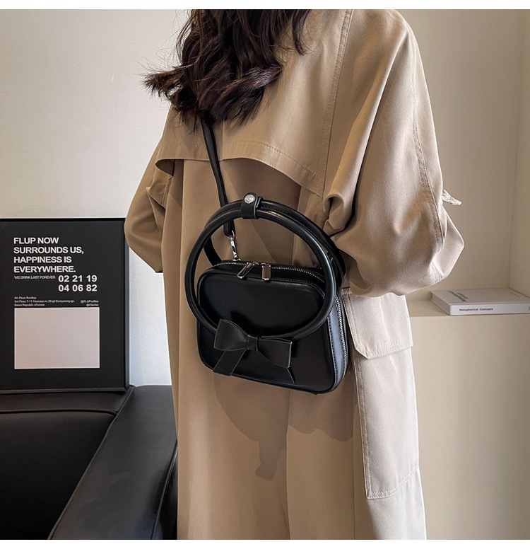 Women's Medium Pu Leather Bow Knot Cute Flip Cover Handbag display picture 7