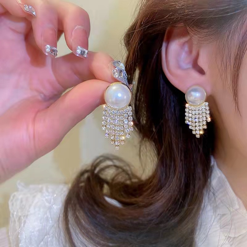 Geometric design fashionable earrings from pearl