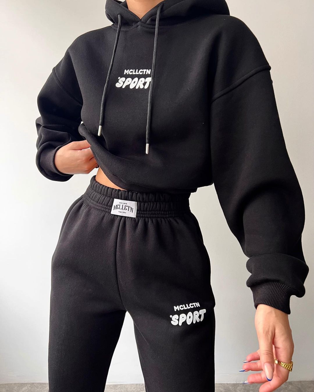 2024 Herbst/Winter neues lässiges Plüsch-Langarm-Kapuzenpullover- und Hosen-Set mit bedrucktem Kapuzenpullover_voghion.com