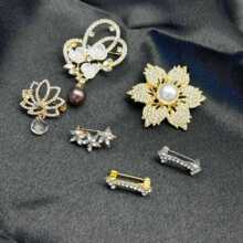 跨境热卖创意珍珠花朵胸花女镶钻小众高级感别针固定服饰胸针批发