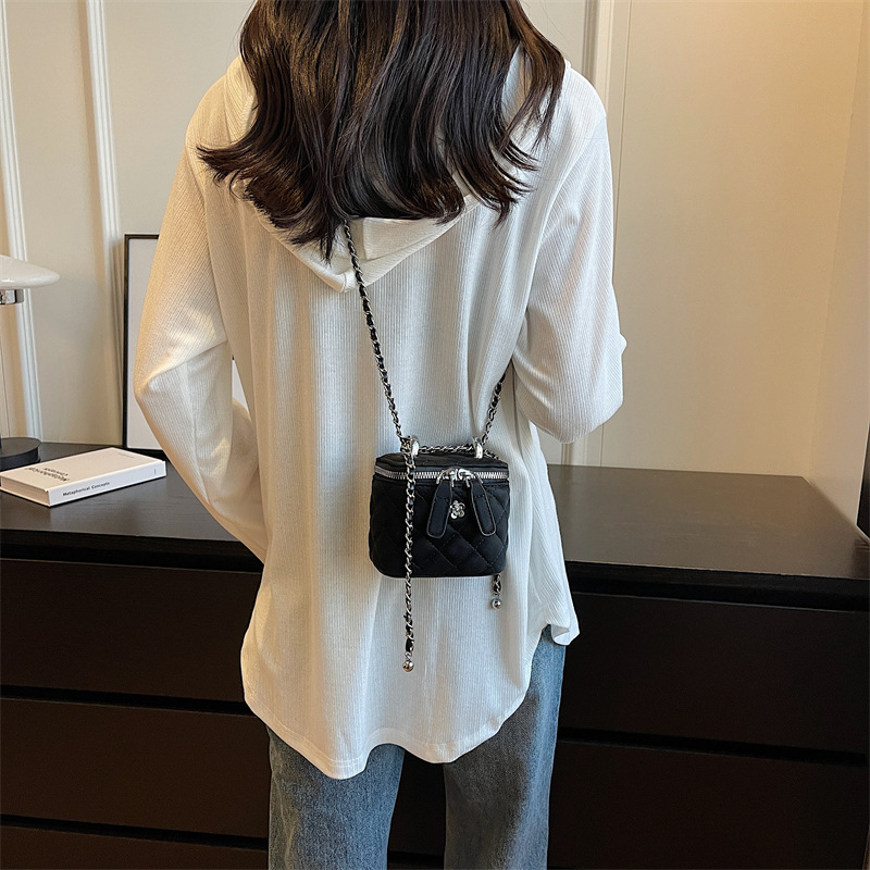 Bolso pequeño con hilo de bordar Lingge Bolso bandolera de cadena salvaje de nueva textura transfronteriza para mujer Bolso cuadrado pequeño portátil de estilo caliente popular
