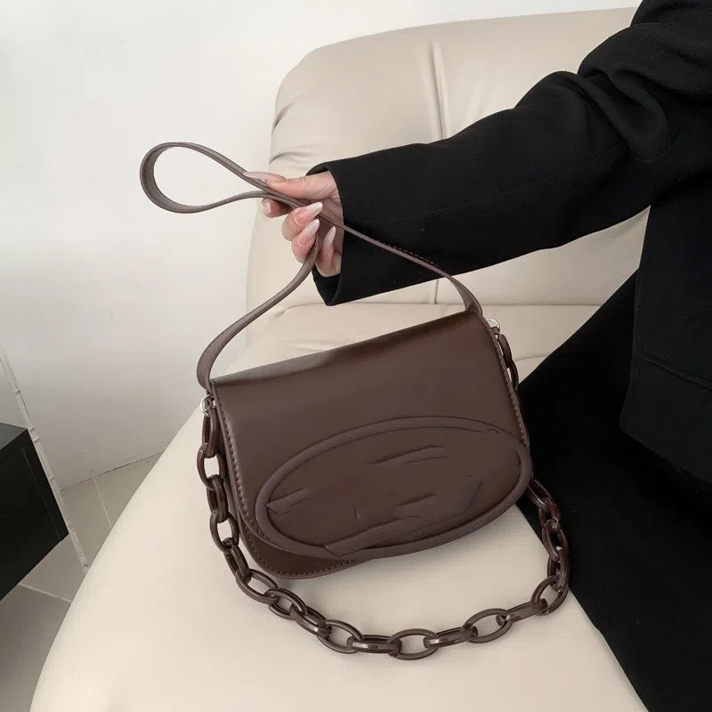 2024 nuevo bolso Dingdong de nicho de moda, bolso cuadrado pequeño negro, bolso de cuero suave, bolso de mujer de un solo hombro y axila de estilo occidental