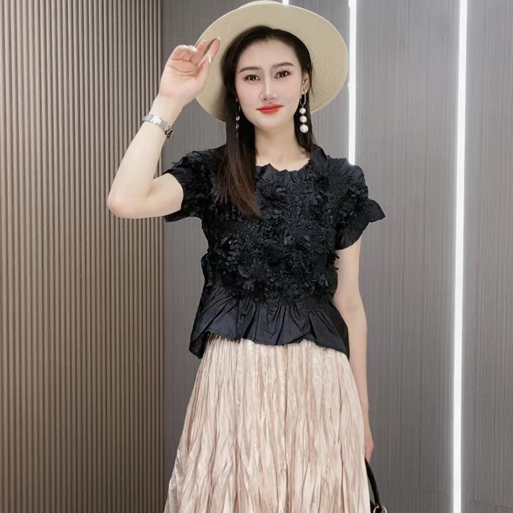 Summer elegant T-shirt with a round collar